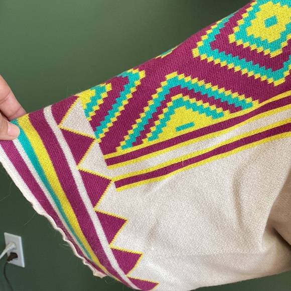 Womens Oversized patterns poncho sweater with bat sleeves - Picture 5 of 7